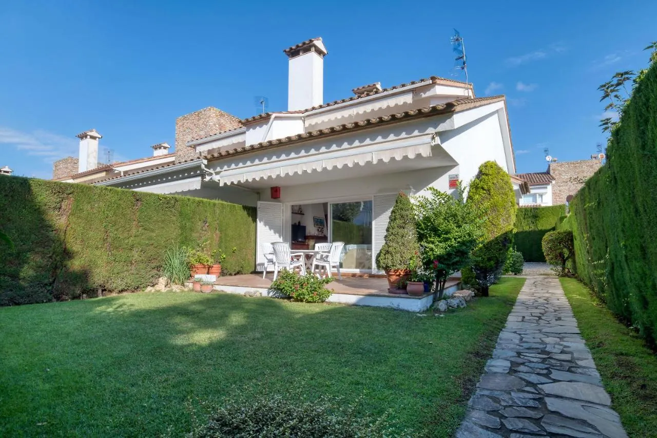 Casa Acollidora: Beachside Comfort for 8 near Platja d'Aro Center