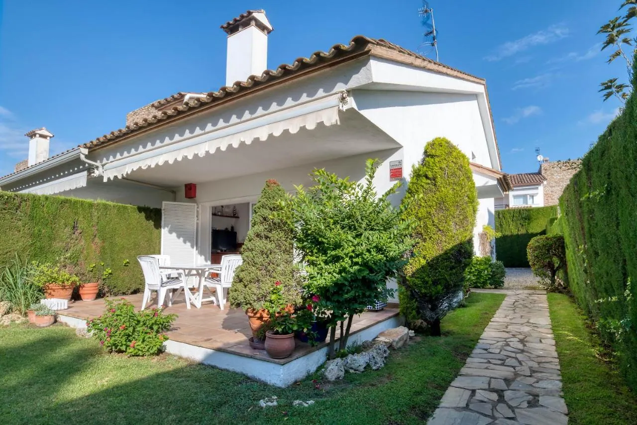 Casa Acollidora: Beachside Comfort for 8 near Platja d'Aro Center Villa