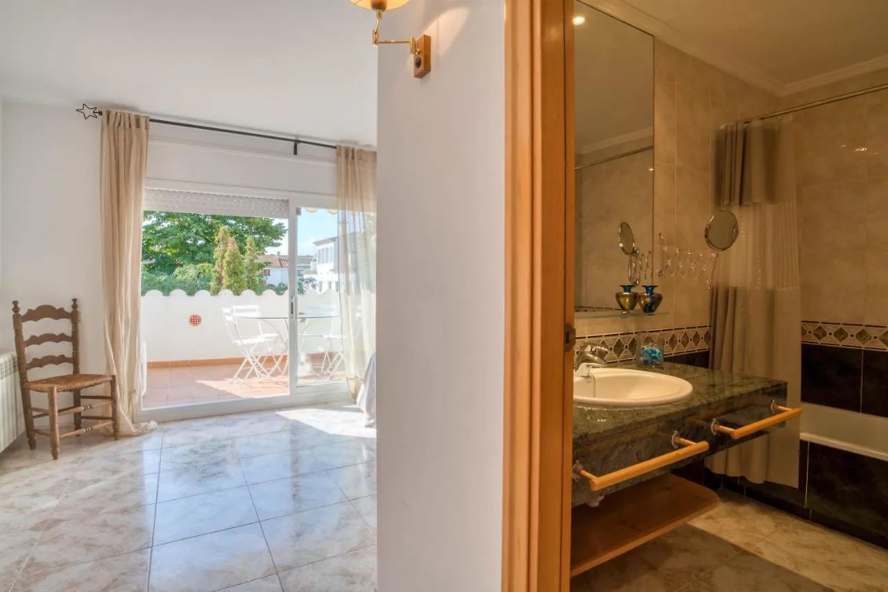 Villa Casa Acollidora: Beachside Comfort for 8 near Platja d'Aro Center